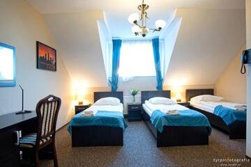 Фото номера Стандартный трехместный номер Отель Hotel Millenium г. Góra Motyczna 2